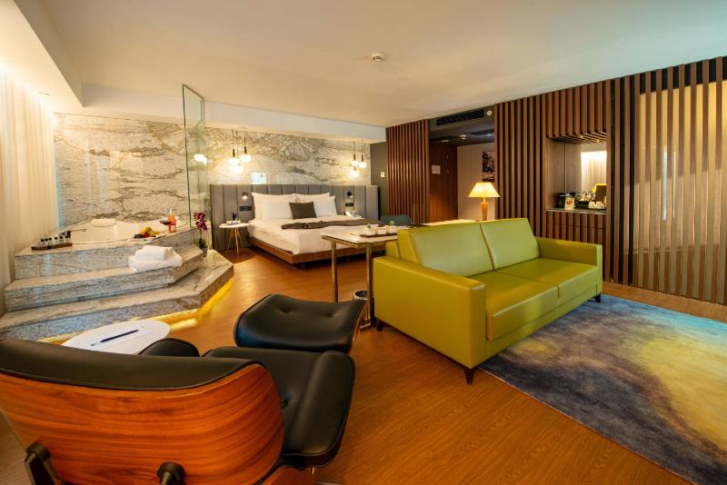 King Room with Spa Bath image 4