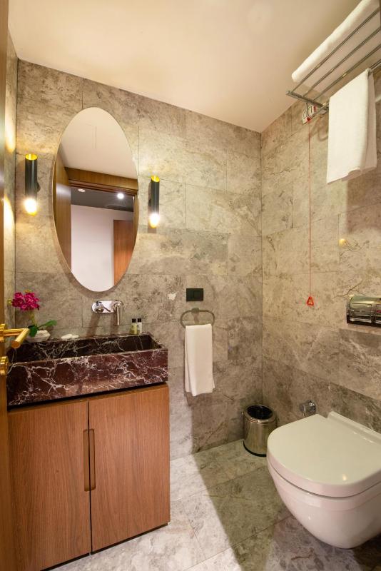 King Suite with Balcony image 3