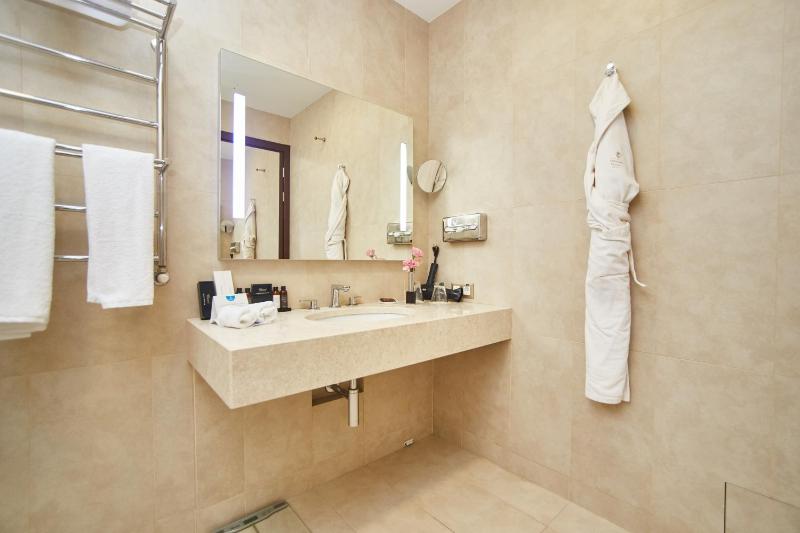 Presidential Suite with Spa Bath image 4