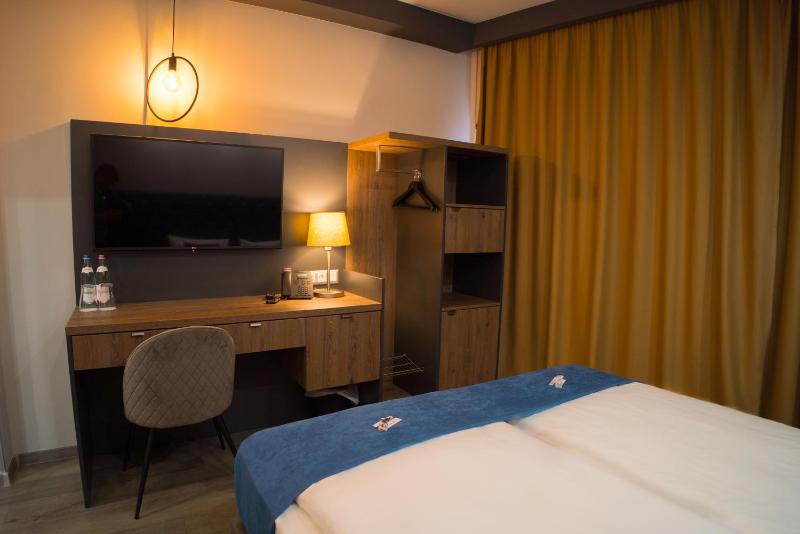 Standard Queen Room image 4