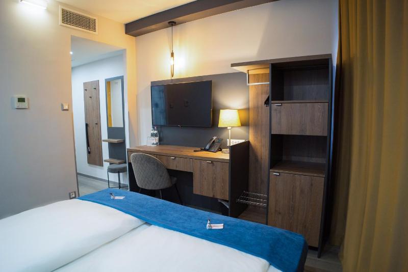 Standard Queen Room image 3