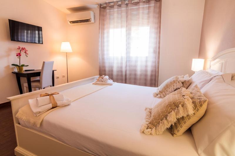 Classic Double Room image 2