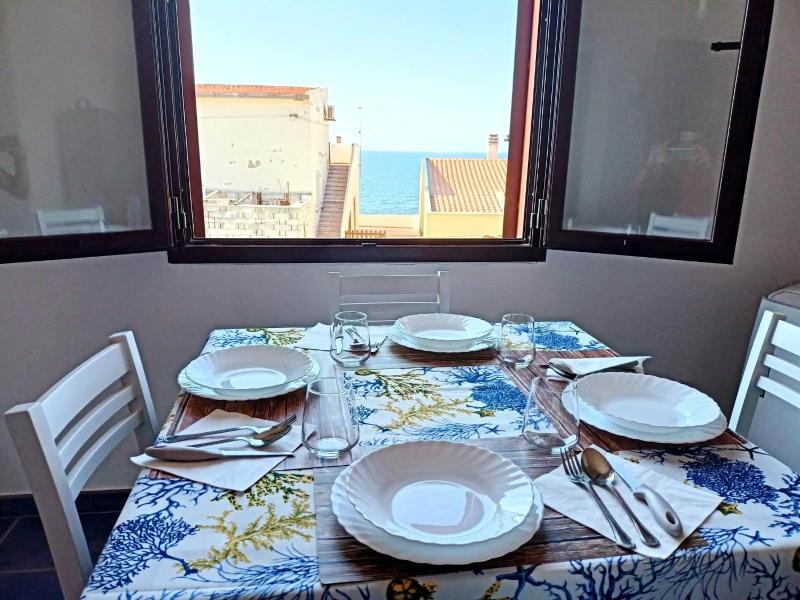 Studio Apartment with Sea View image 3