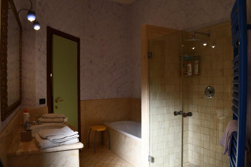 Deluxe Double Room with Balcony image 3