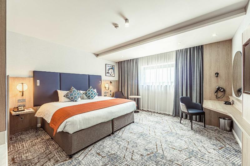 Junior Suite with Emperor Bed image 3