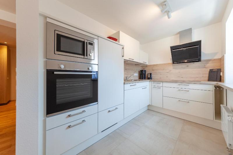 One-Bedroom Apartment with Shower image 4