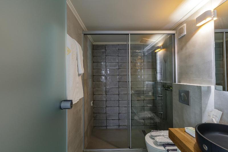Suite with Pool View - Split Level image 3