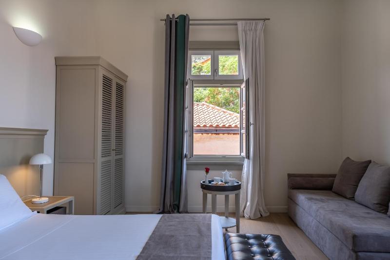 Prestige Triple Room image 2