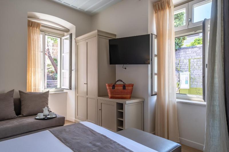 Superior Triple Room image 1