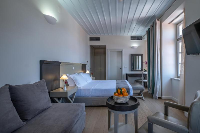 Superior Triple Room image 4