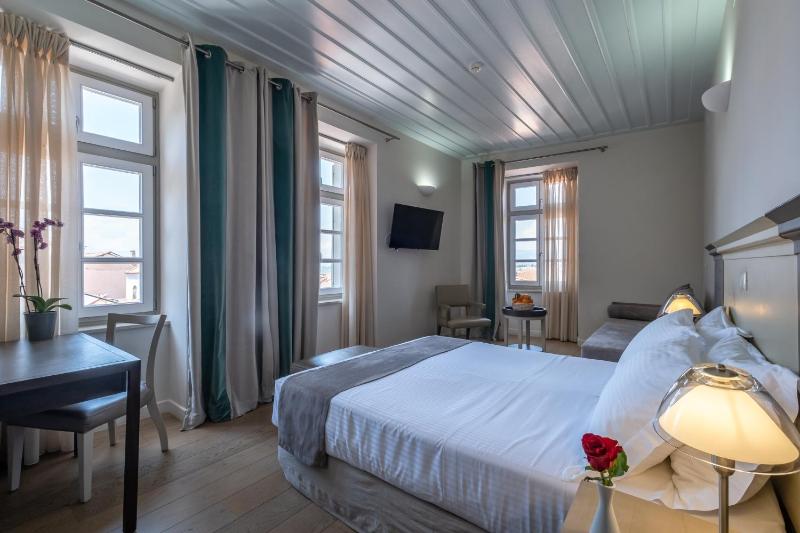 Superior Triple Room image 2