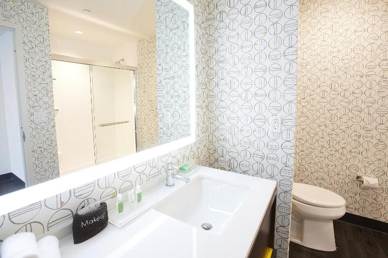 Premium King Room image 3
