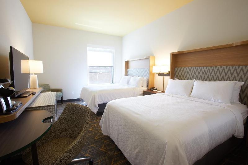 Standard Queen Room with Two Queen Beds image 4