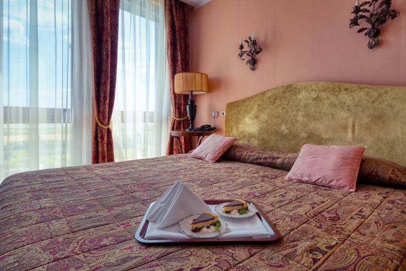 Large Double Room image 3