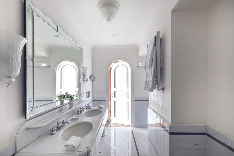 Premium Junior Suite with Terrace and Sea View image 4