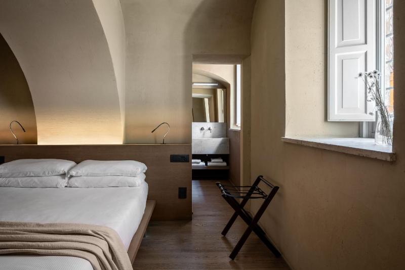 Standard Double Room image 4