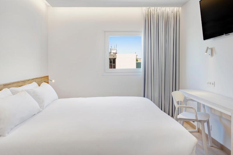 Double Room image 3