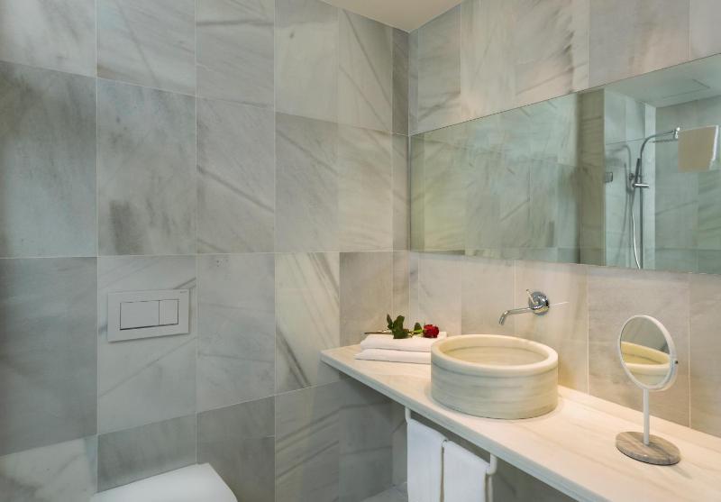Superior Double Room with Sea View image 4