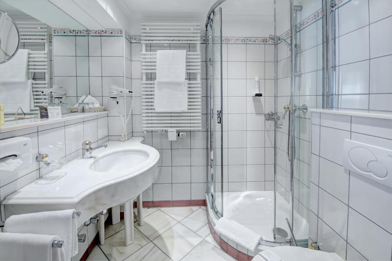 Standard Double Room image 3