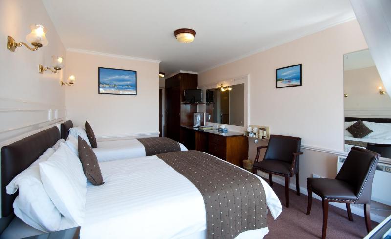Twin/Double Room - Sea View Balcony image 4