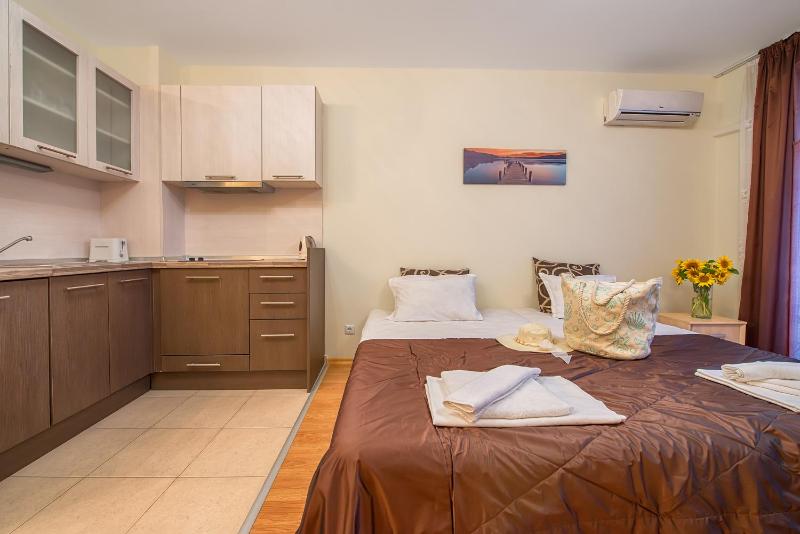 Admiral Plaza Holiday Apartments - image 17