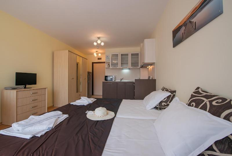 Admiral Plaza Holiday Apartments - image 24