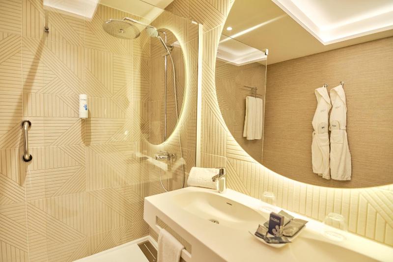 Double Room with Sea View (1 Adult + 1 Child) image 4