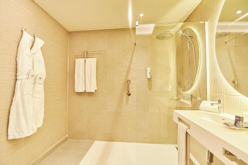 Double Room with Sea View (1 Adult + 1 Child) image 3