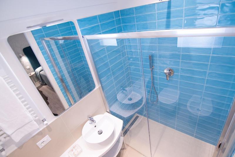 Classic Quadruple Room image 2