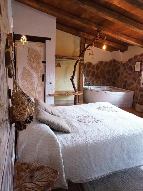 Double Room with Spa Bath image 4