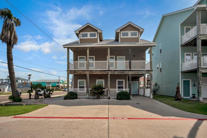 Three-Bedroom Townhouse image 1
