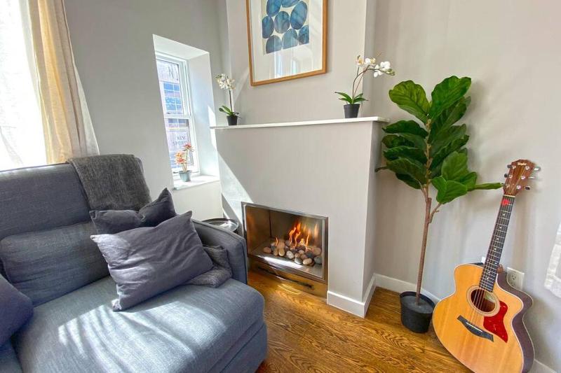 Beautiful 3 Bdrm 2 Bath Private Luxury Townhouse! - image 16
