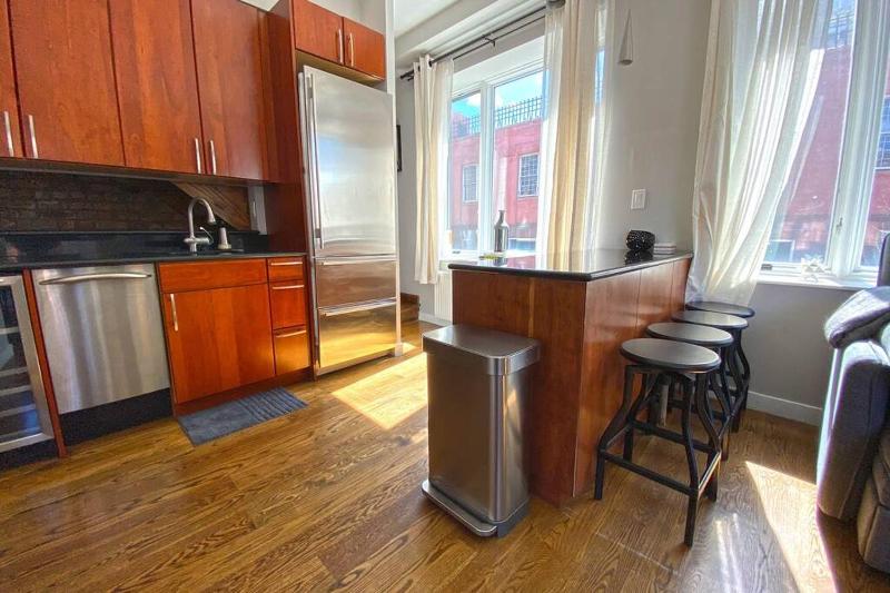Beautiful 3 Bdrm 2 Bath Private Luxury Townhouse! - image 15