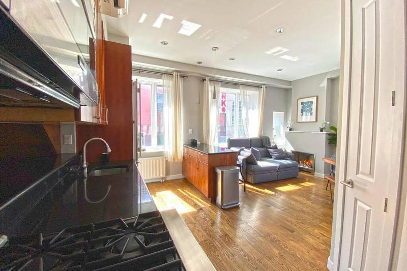 Beautiful 3 Bdrm 2 Bath Private Luxury Townhouse! - image 7