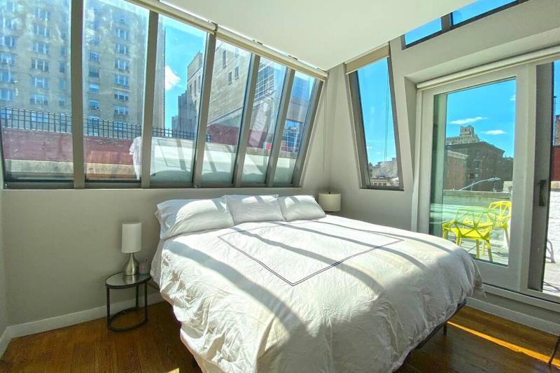 Beautiful 3 Bdrm 2 Bath Private Luxury Townhouse! - image 10