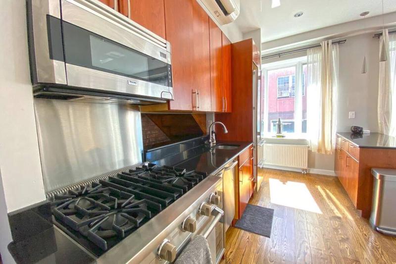 Beautiful 3 Bdrm 2 Bath Private Luxury Townhouse! - image 12