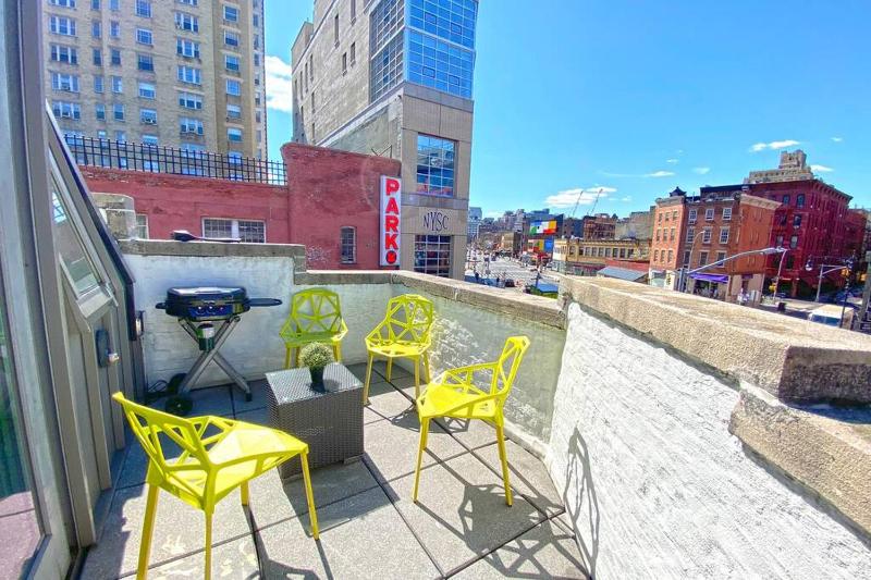 Beautiful 3 Bdrm 2 Bath Private Luxury Townhouse! - image 2