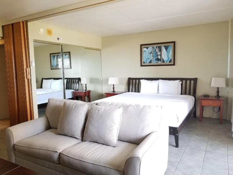 Ilikai Tower One Bedroom Lagoon View Waikiki Condos with Lanai & Free Wifi - image 8