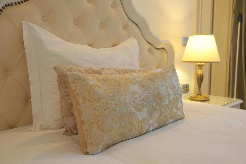 Queen Studio image 4