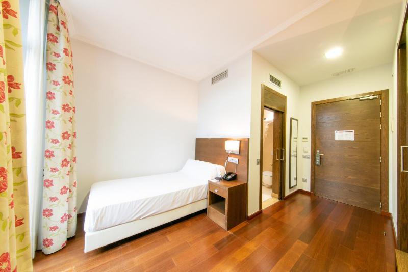 Single Room image 4