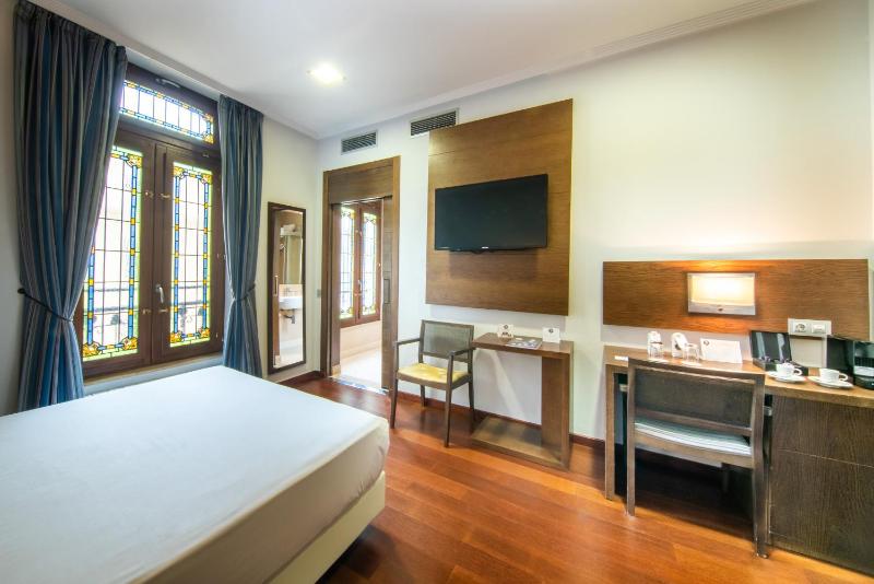 Single Room image 3