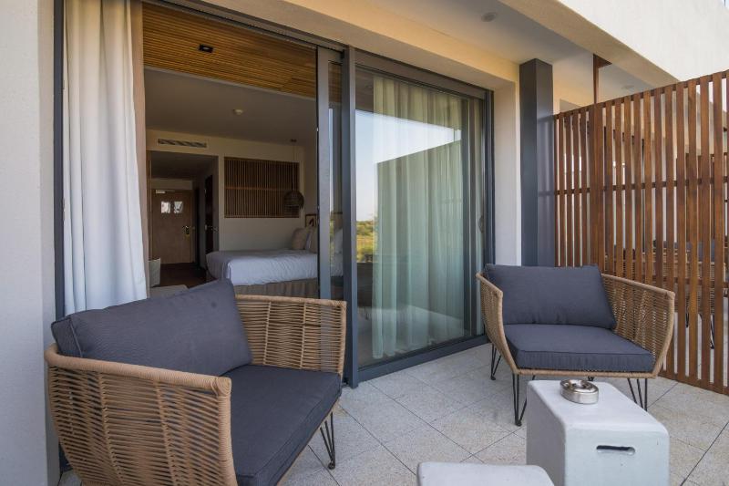 Deluxe King Room with Sofa Bed and Sea View image 2