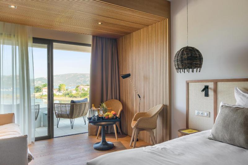 Junior King Suite and Sea View image 4