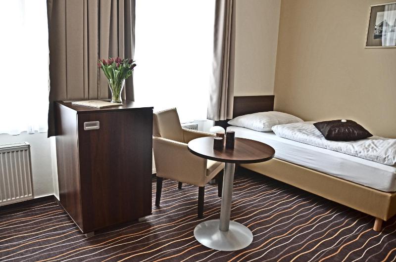 Single Room image 3