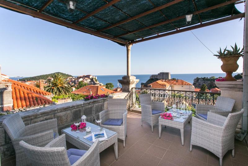 Two-Bedroom Apartment with Terrace and Sea View image 2