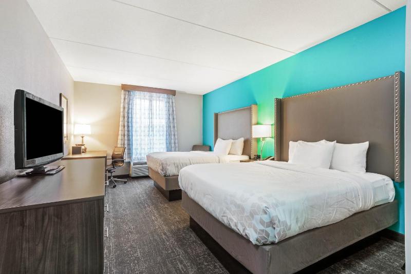Queen Room with Two Queen Beds image 2