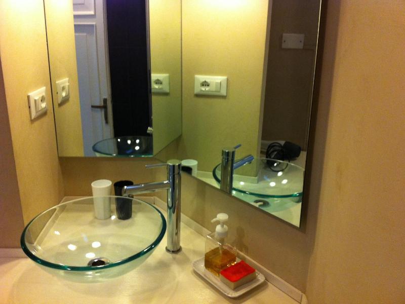 Economy Quadruple Room image 4