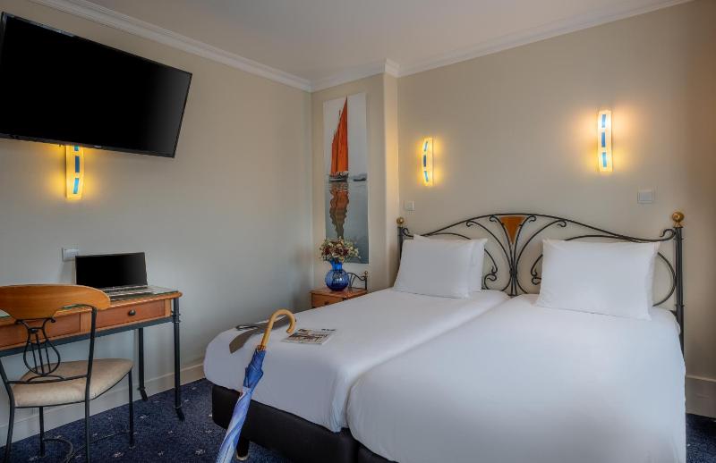 Large Twin Room image 4