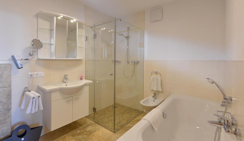 Superior Three-Bedroom Apartment image 3