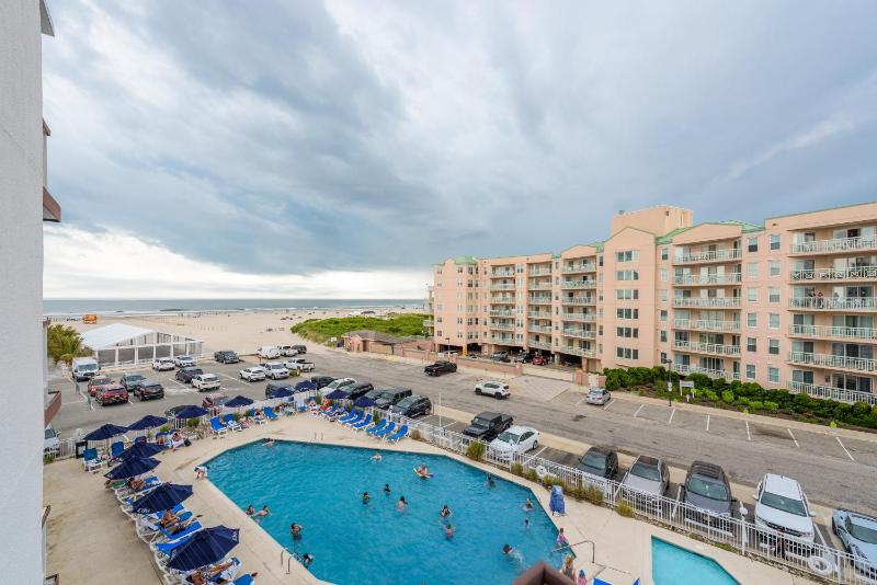 Premium Poolside Double Suite image 2